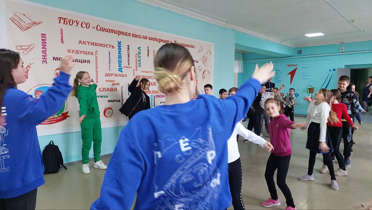 Зарядка с малышами.